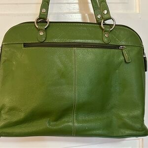 Excellent travel/computer bag with zipper opening side to side for easy access.